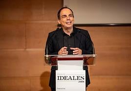 Alberto Conejero recoge el premio IDEALES, el pasado mes de junio.
