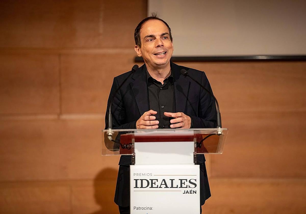 Alberto Conejero recoge el premio IDEALES, el pasado mes de junio.