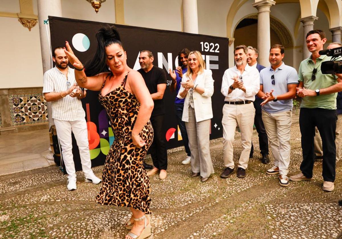 El patio del Ayuntamiento de Granada ha acogido la presentación de la cuarta edición del Milnoff 1922 Flamenco Festival.