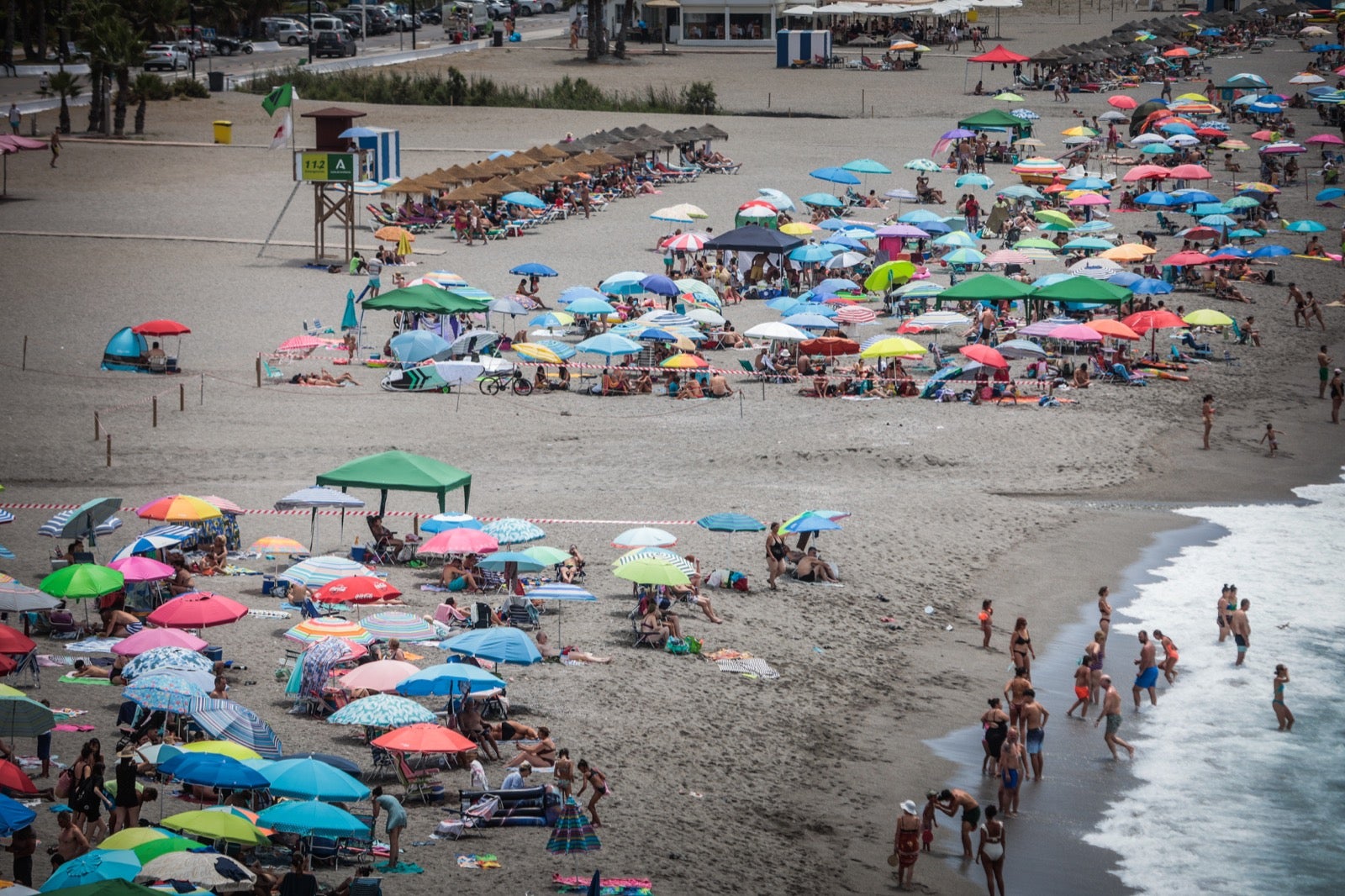 Las imágenes de la playa de Salobreña acotada por concentración de bacterias intestinales