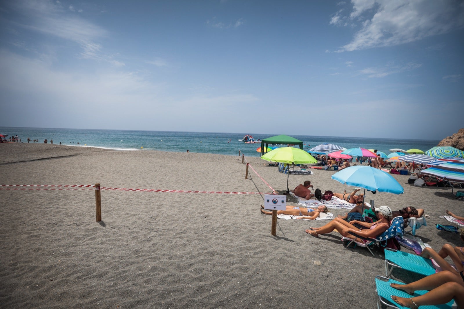 Las imágenes de la playa de Salobreña acotada por concentración de bacterias intestinales