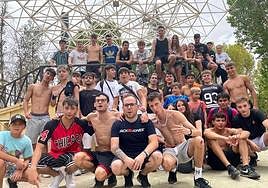 Foto de grupo de los chavales que le rindieron este sábado el homenaje al joven fallecido.