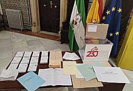 Una mesa electoral preparada para este domingo.