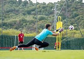 Bruno Iribarne atrapa un balón en un ejercicio con Ricardo Molina.