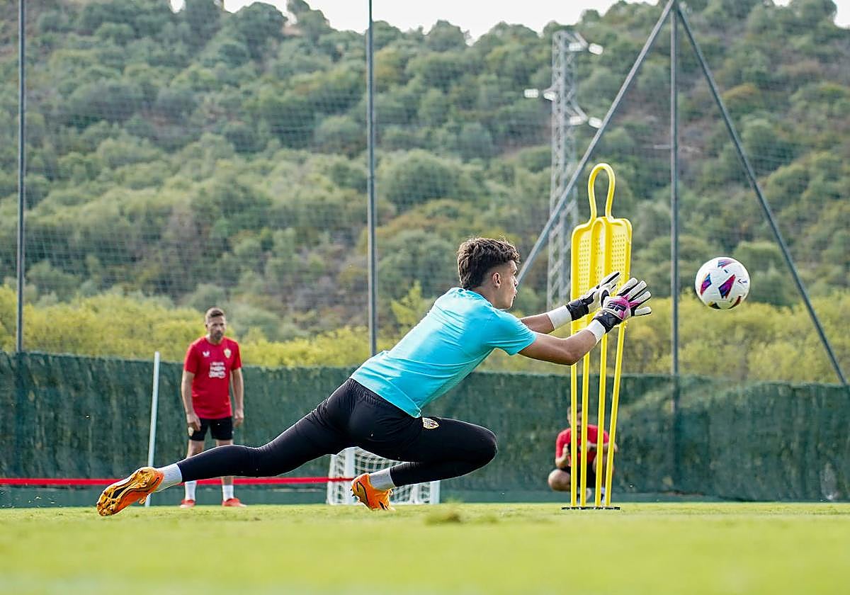 Bruno Iribarne atrapa un balón en un ejercicio con Ricardo Molina.