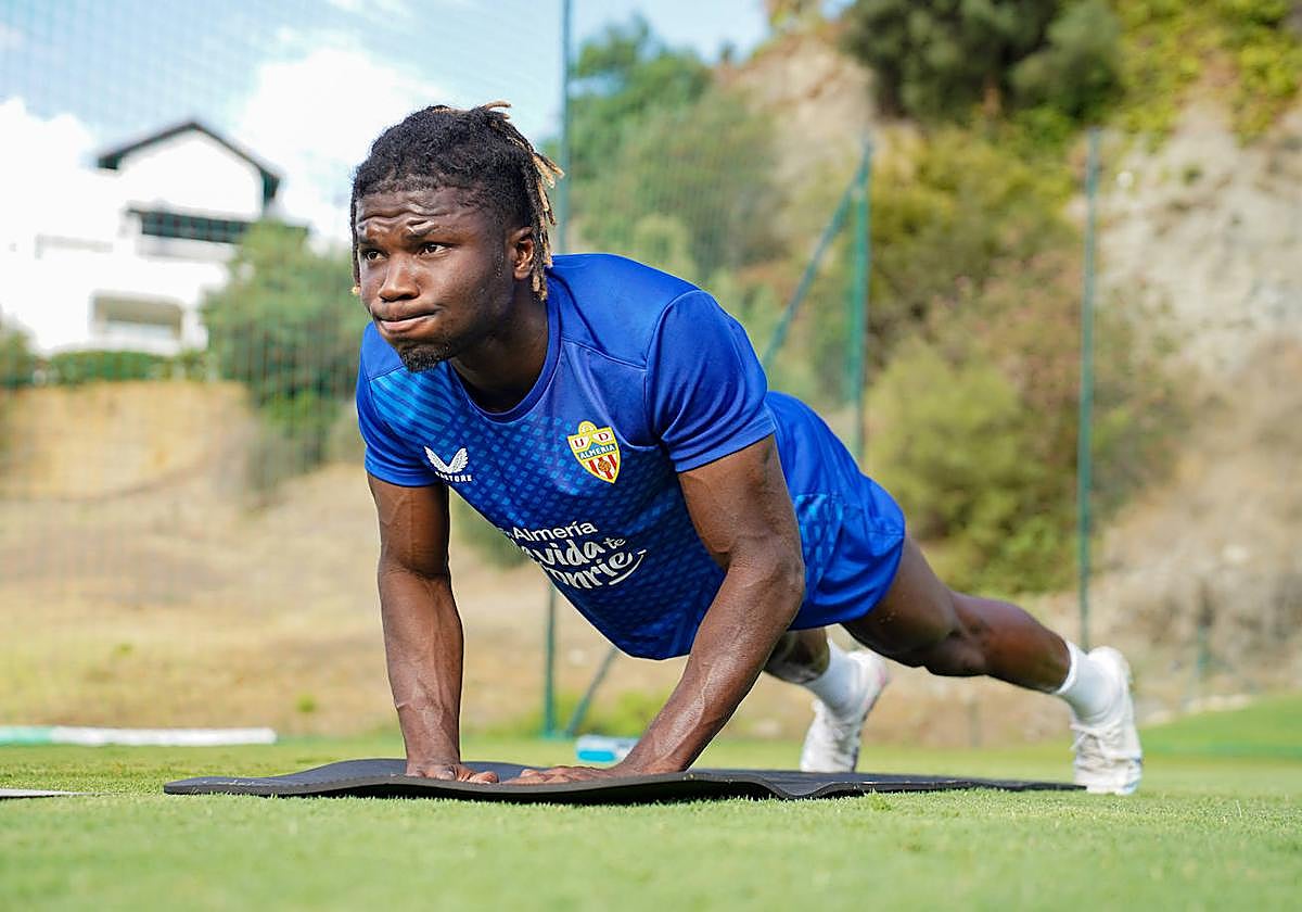 El Bilal Touré realiza flexiones en la sesión de este sábado por la mañana.