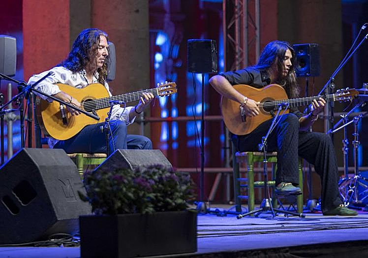 Imagen principal - Broche de oro al Festival Flamenco con Tomatito y su hijo en las tablas del Claustro