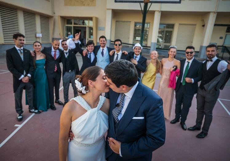 Imagen principal - Los de la boda, Francisco y Carmen, y un grupo de monjas, en el colegio José Hurtado. 