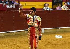 Alejandro Talavante muestra unas gafas al presidente, tras no concederle la segunda oreja.