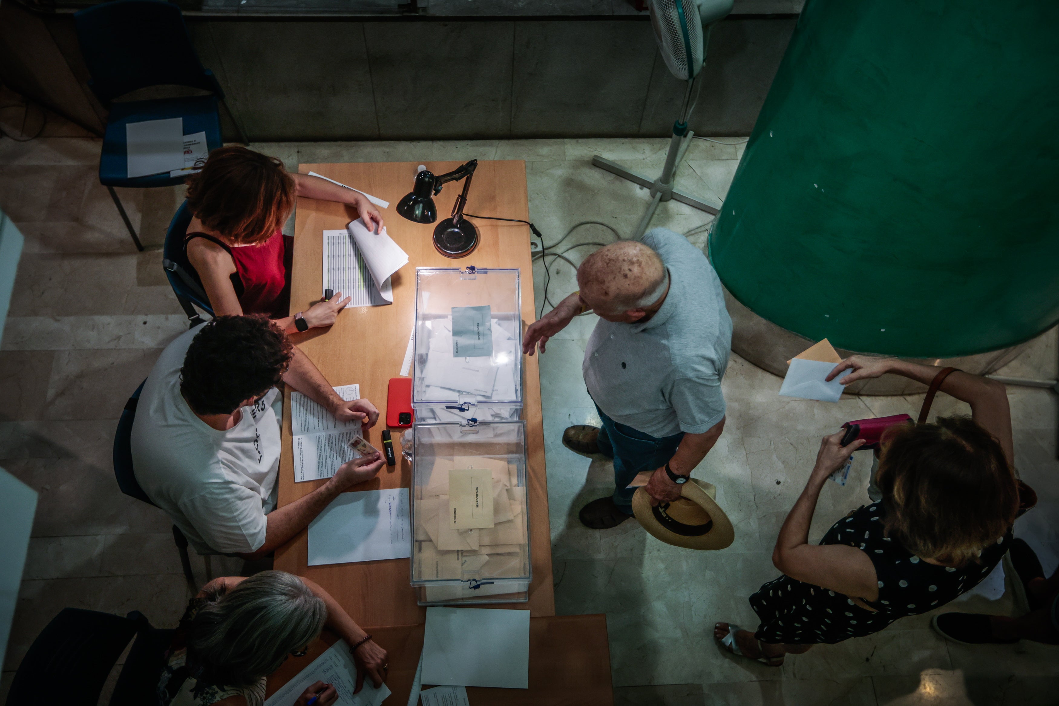 Las imágenes de los granadinos votando en sus colegios