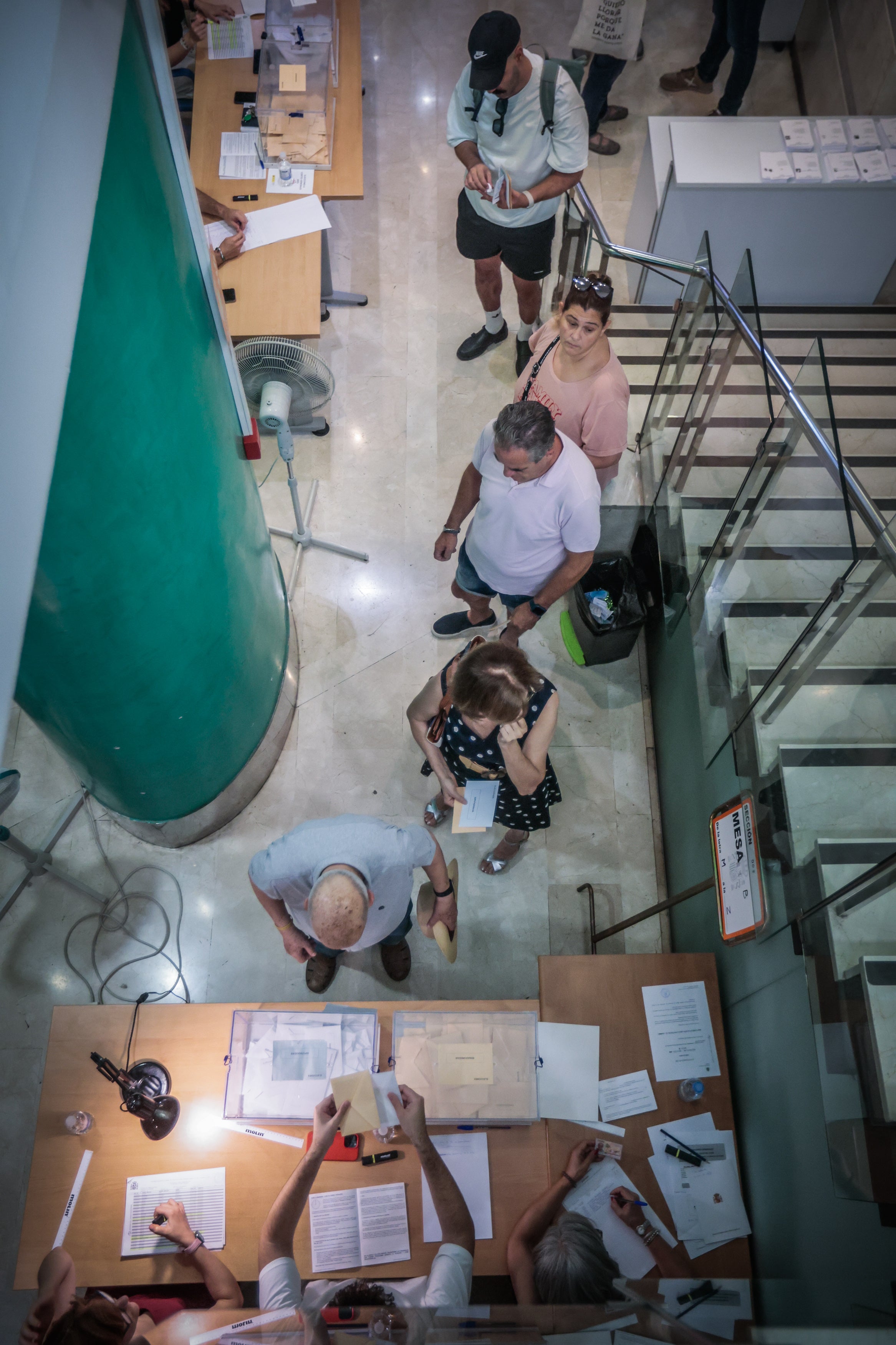 Las imágenes de los granadinos votando en sus colegios