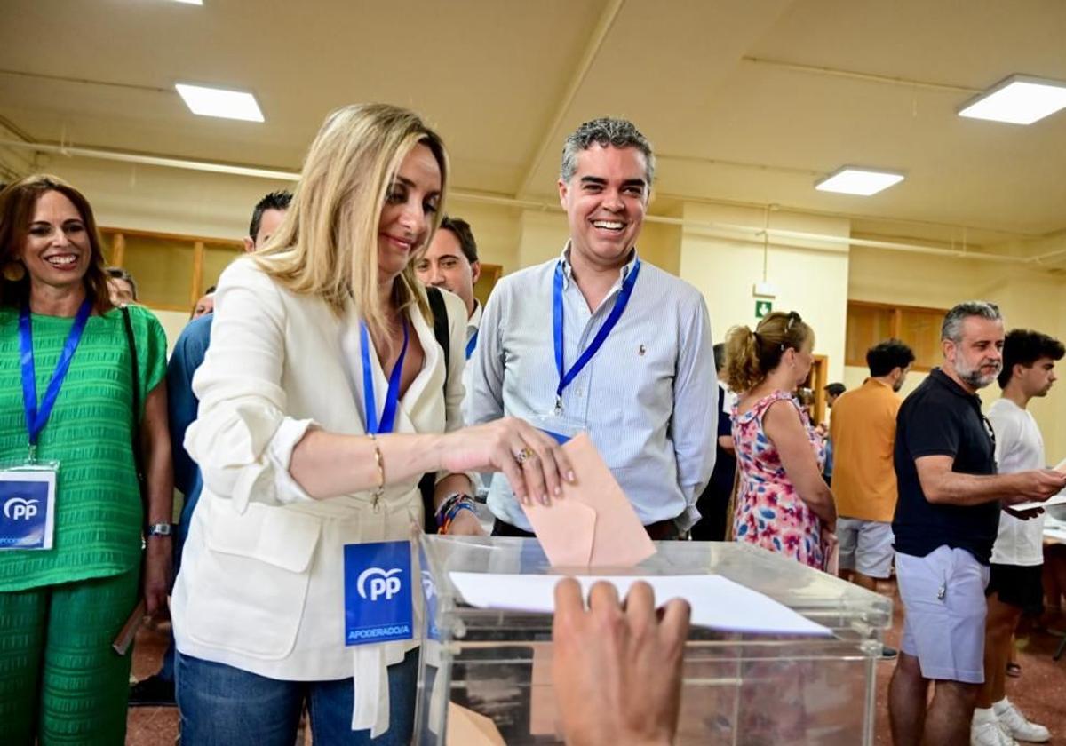 Carazo votando en su colegio electoral.