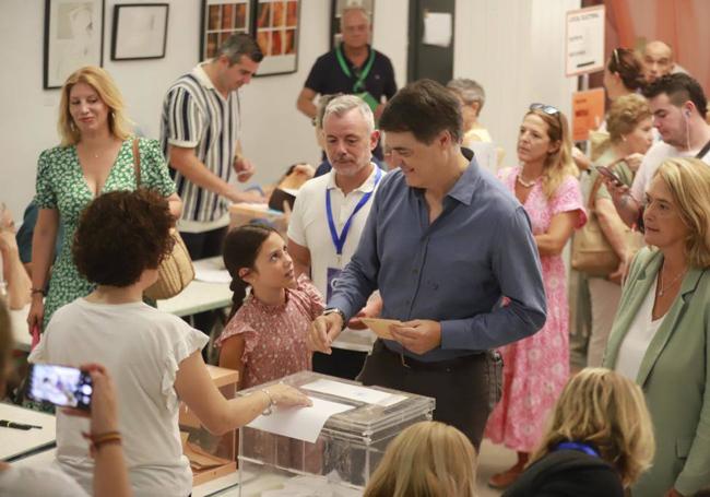 Carlos Rojas, cabeza de lista del Partido Popular al Congreso por Granada, ha ejercido su derecho al voto en Motril