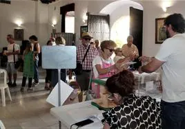 Votantes ejercen su derecho al voto en un colegio de Andújar.