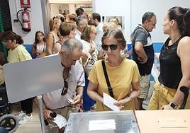 Votantes hacen cola en una mesa electoral de la EMMA.