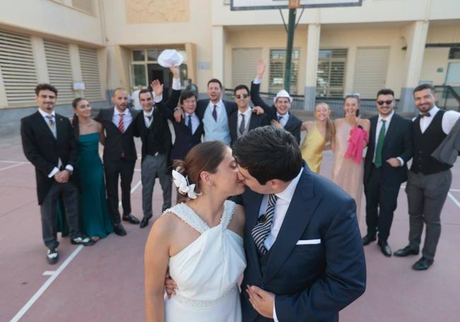 Los novios y sus amigos en el colegio electoral.