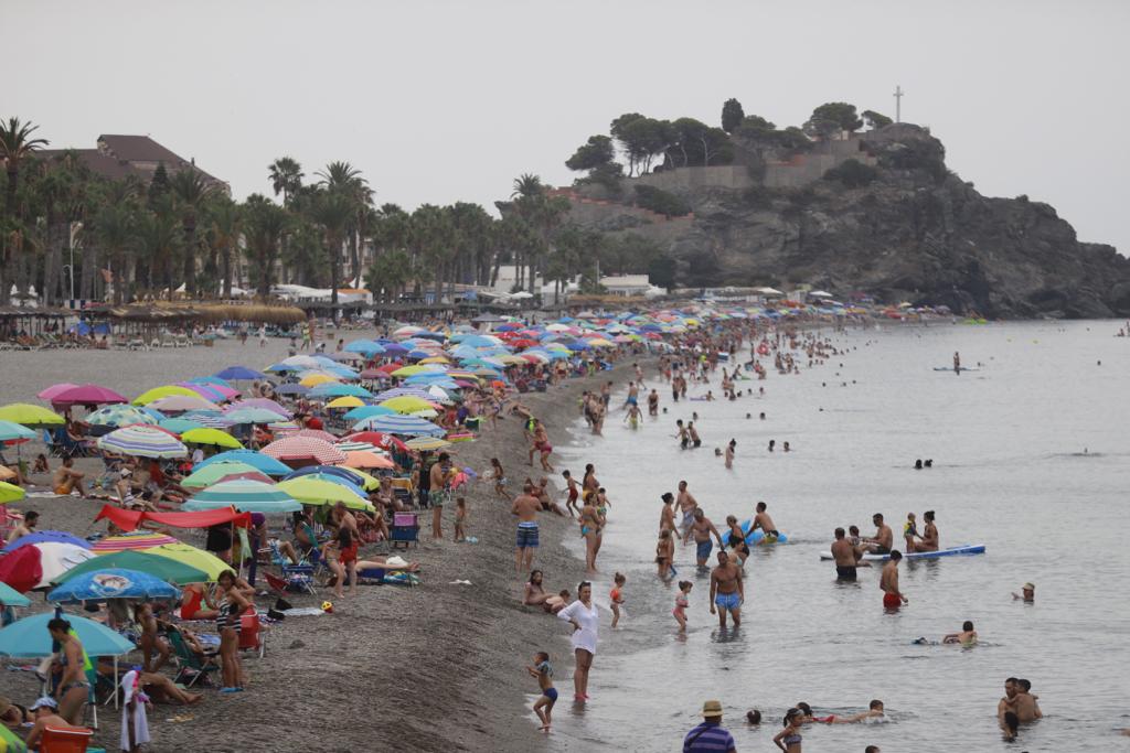 Las imágenes de las playas de Granada llenas el domingo electoral