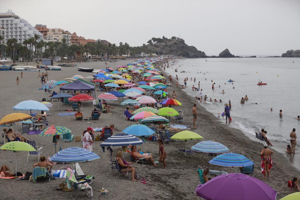 Las imágenes de las playas de Granada llenas el domingo electoral