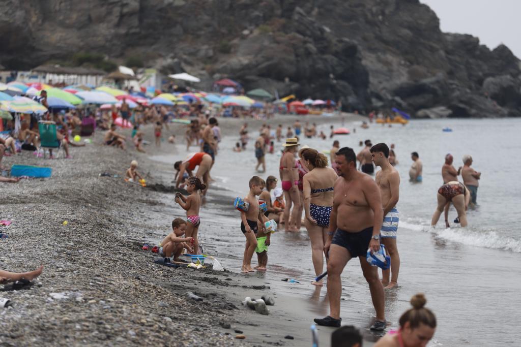 Las imágenes de las playas de Granada llenas el domingo electoral