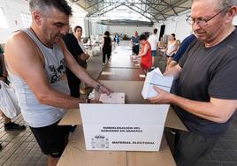 Dispositivo de preparación de material electoral en la capital granadina de cara a las elecciones generales que se celebran hoy.