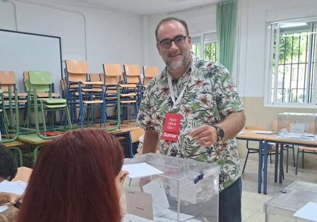 Paco Puentedura, apoderado de Sumar este domingo, ha acudido a las urnas.