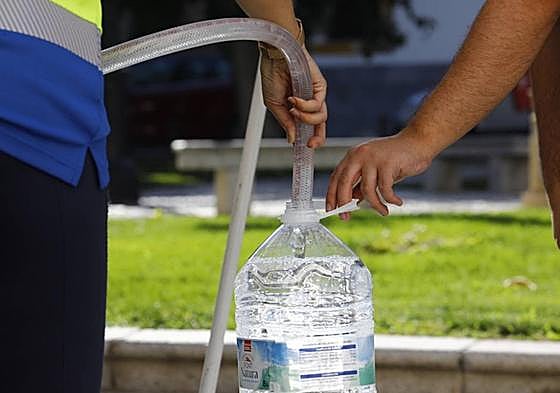Reparto de agua en un pueblo andaluz ante las resctricciones por falta de precipitaciones.