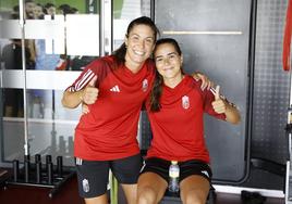 Cristina Postigo y Alicia Redondo en el gimnasio de la Ciudad Deportiva.