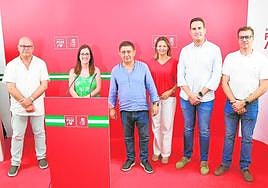 Dirigentes y candidatos del PSOE, anoche en la sede provincial en Jaén.