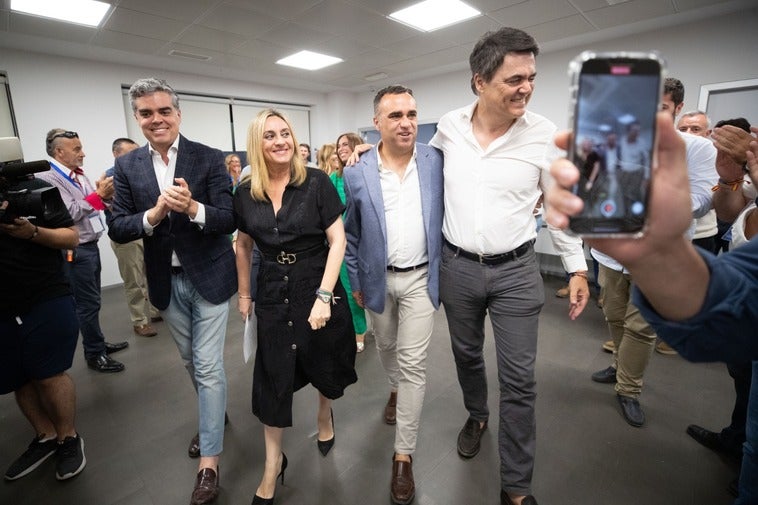 Los representantes populares granadinos posan tras valorar los resultados en la sede.