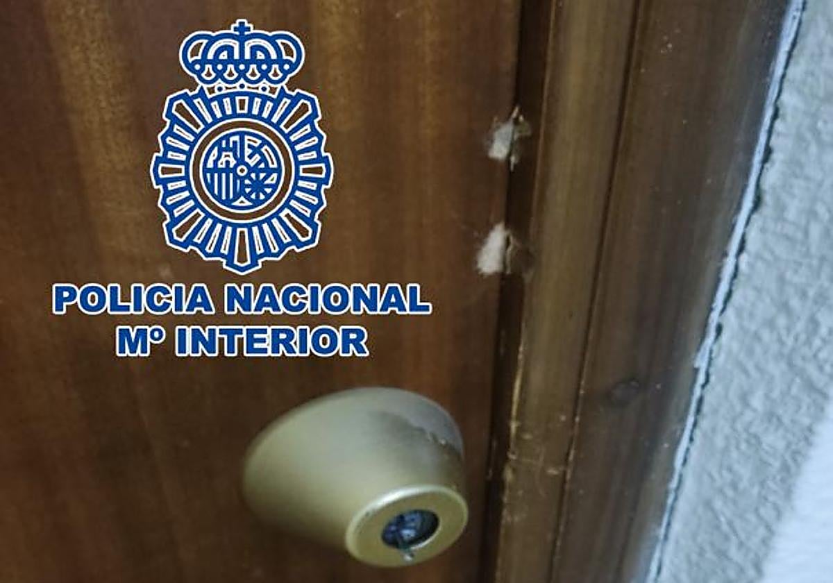 La cerradura forzada por el ladrón.