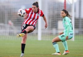 Laura Pérez observa a un rival en el duelo del pasado curso ante el filial bilbaíno.