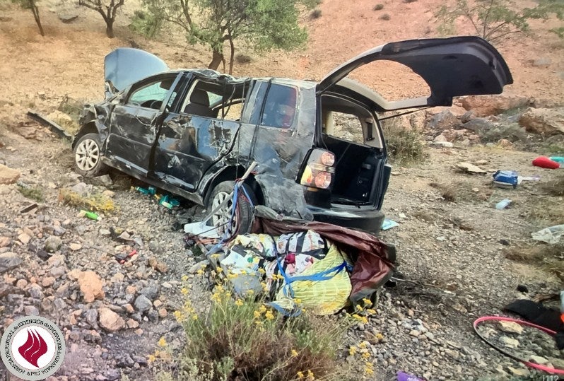 Las imágenes del accidente en Granada al caer con su coche por un barranco de 40 metros