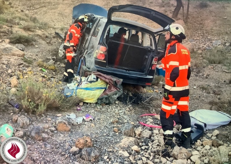 Las imágenes del accidente en Granada al caer con su coche por un barranco de 40 metros