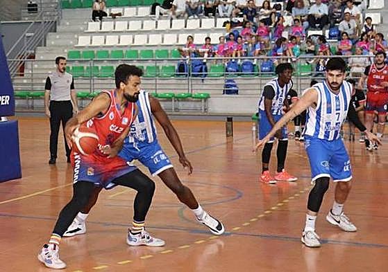 Devin Wright postea durante el último partido en casa del Tu Super La Zubia