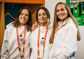 Esther posa en el interior del estadio junto a Zornoza y Guerrero.