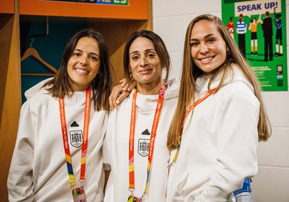 Esther posa en el interior del estadio junto a Zornoza y Guerrero.