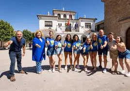 Concursantes y alcaldesa de Alfacar celebran la victoria en la plaza del Ayuntamiento.