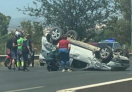 Coche volcado en la Circunvalación de Granada.