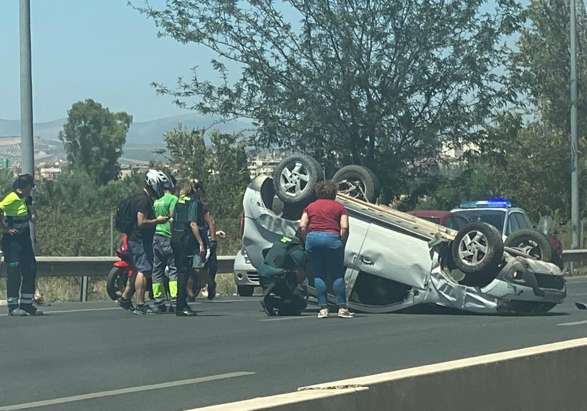 Coche volcado en la Circunvalación de Granada.