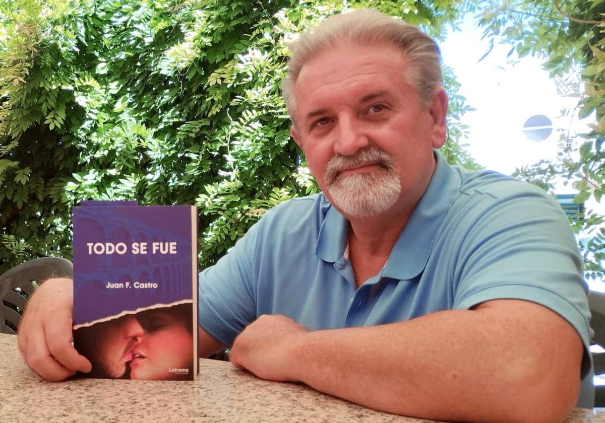 Juan Francisco Castro con un ejemplar de su novela, titulada 'Todo se fue'.