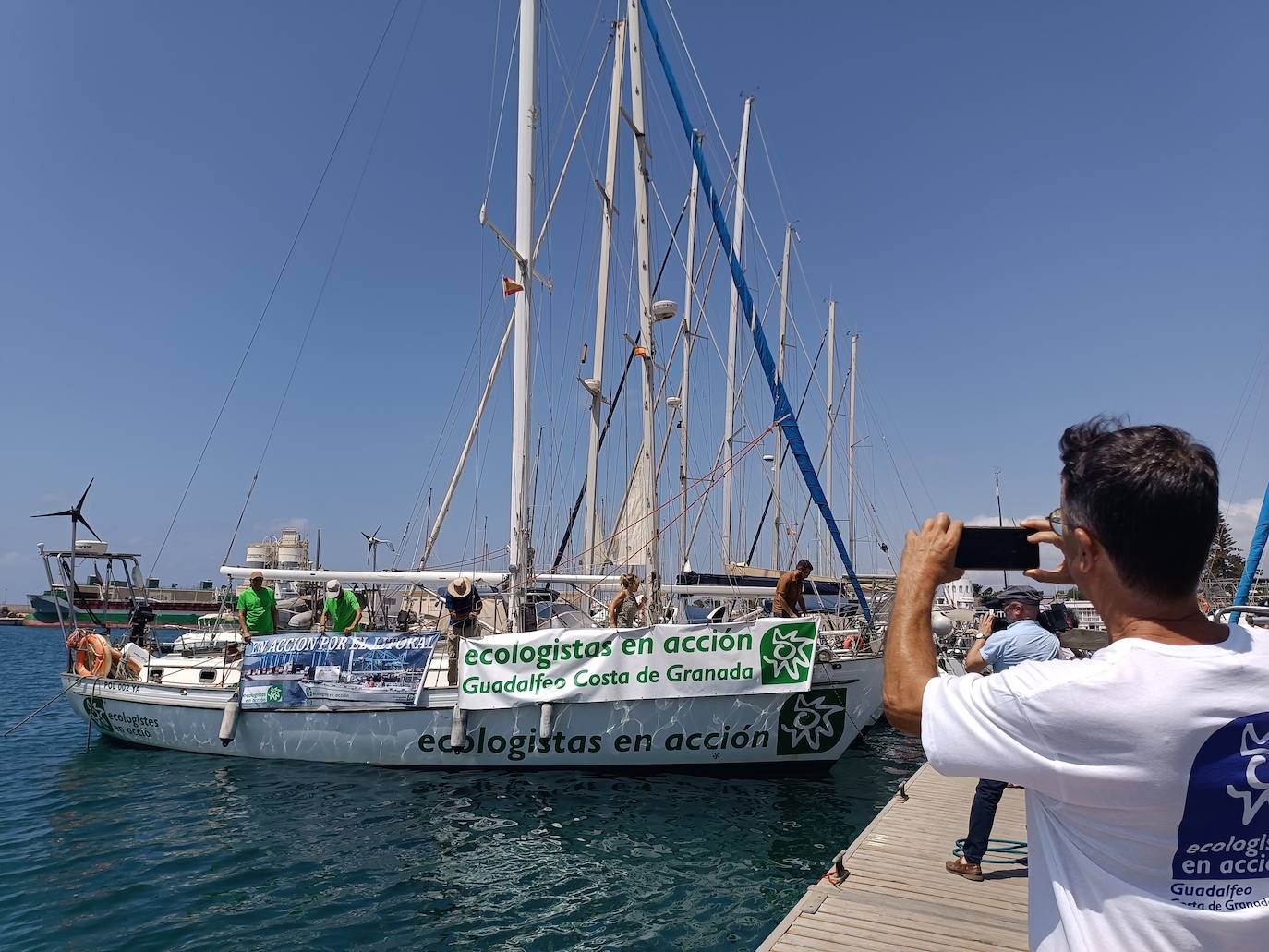 El velero de Ecologistas en Acción llega a las playas de Granada para cuidarlas