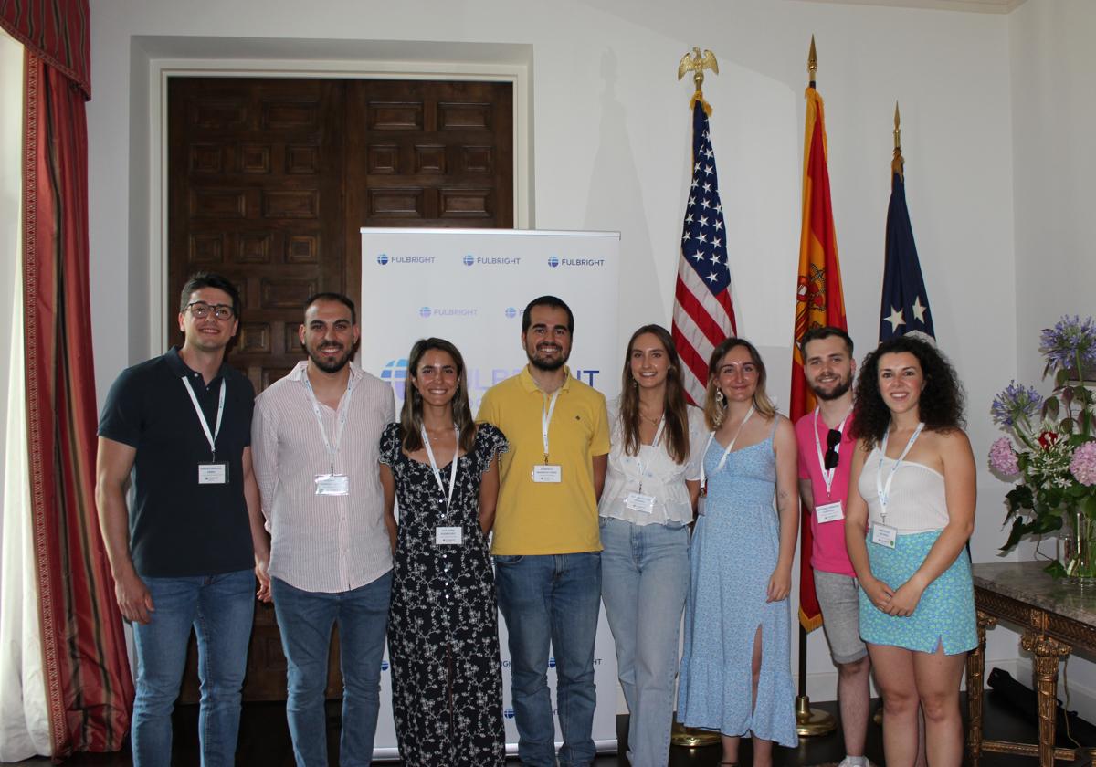 Los becados con la Fulbright. Andrés Mármol Pérez, Antonio Hermán Carvajal, Ana Pozo Agundo y Gonzalo Borrego Yaniz, en la Embajada de EEUU en Madrid junto a otros becarios andaluces.