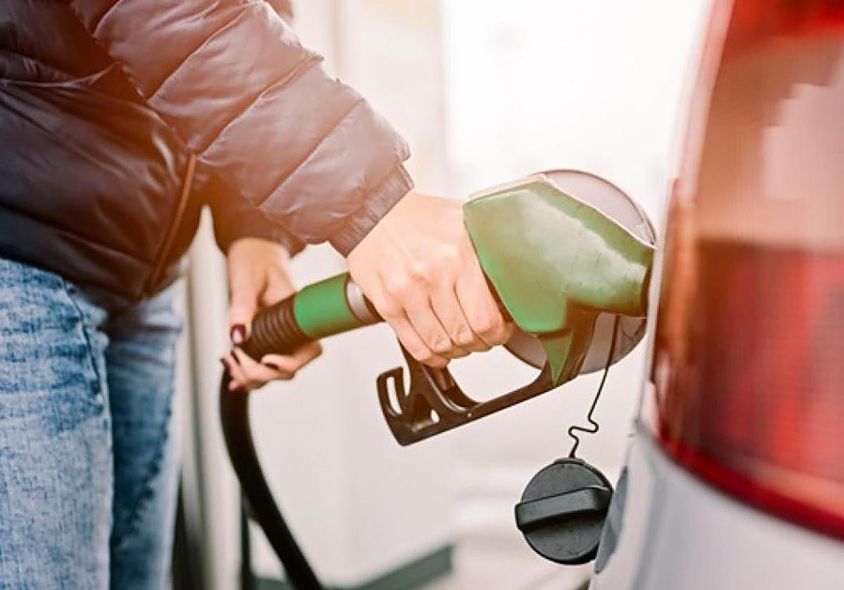 Suben los precios de la gasolina en Granada justo antes de la operación salida.