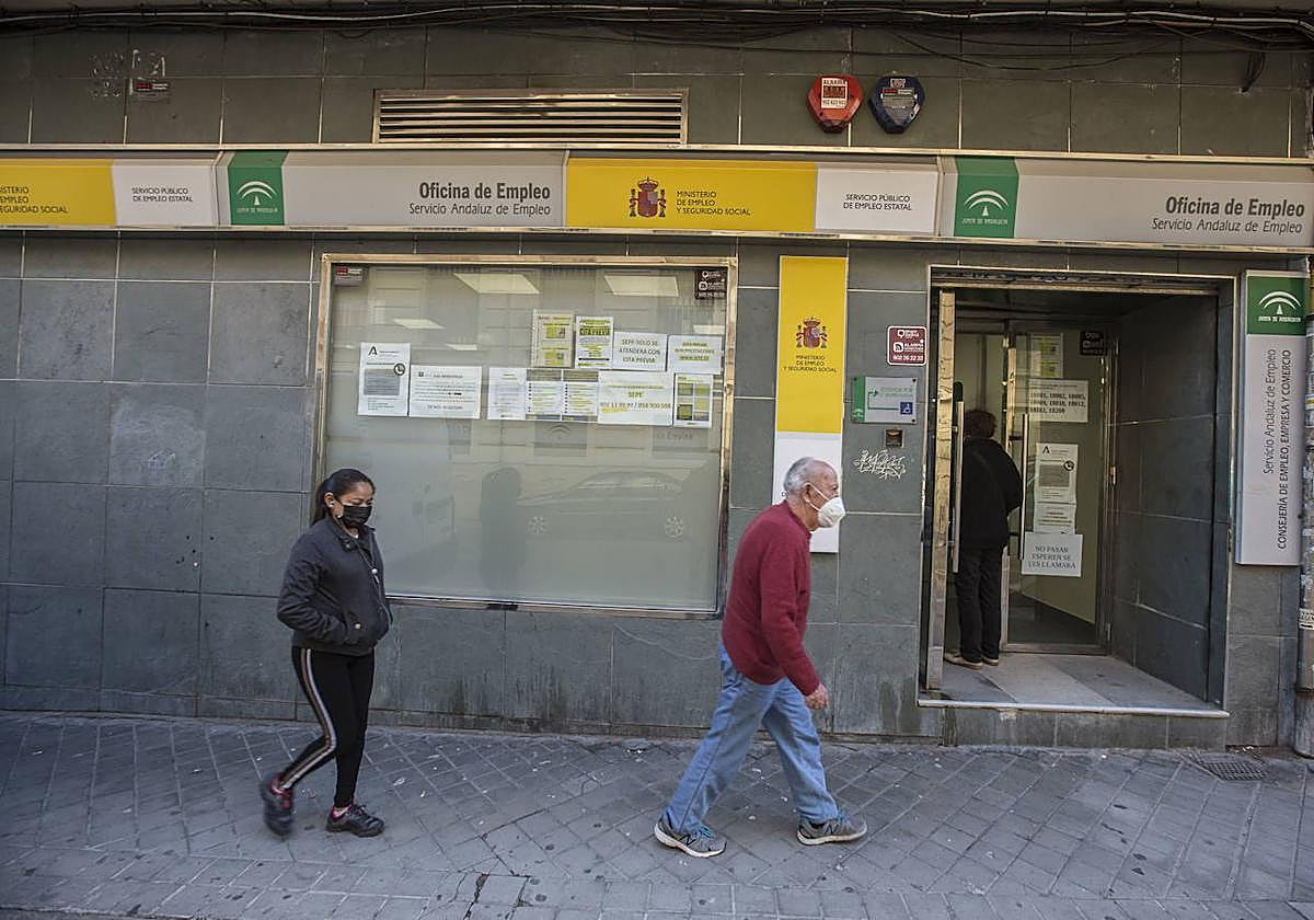 La entrada de una oficina de empleo de la capital granadina, en una imagen de archivo.