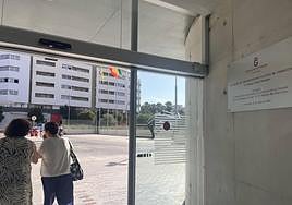 Placa de inauguración del edificio de Diputación, que Vox ha propuesto quitar.