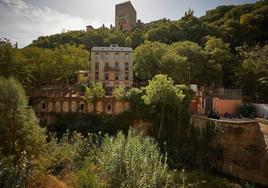 El hotel Reuma con el Paseo de Romayla a sus pies.