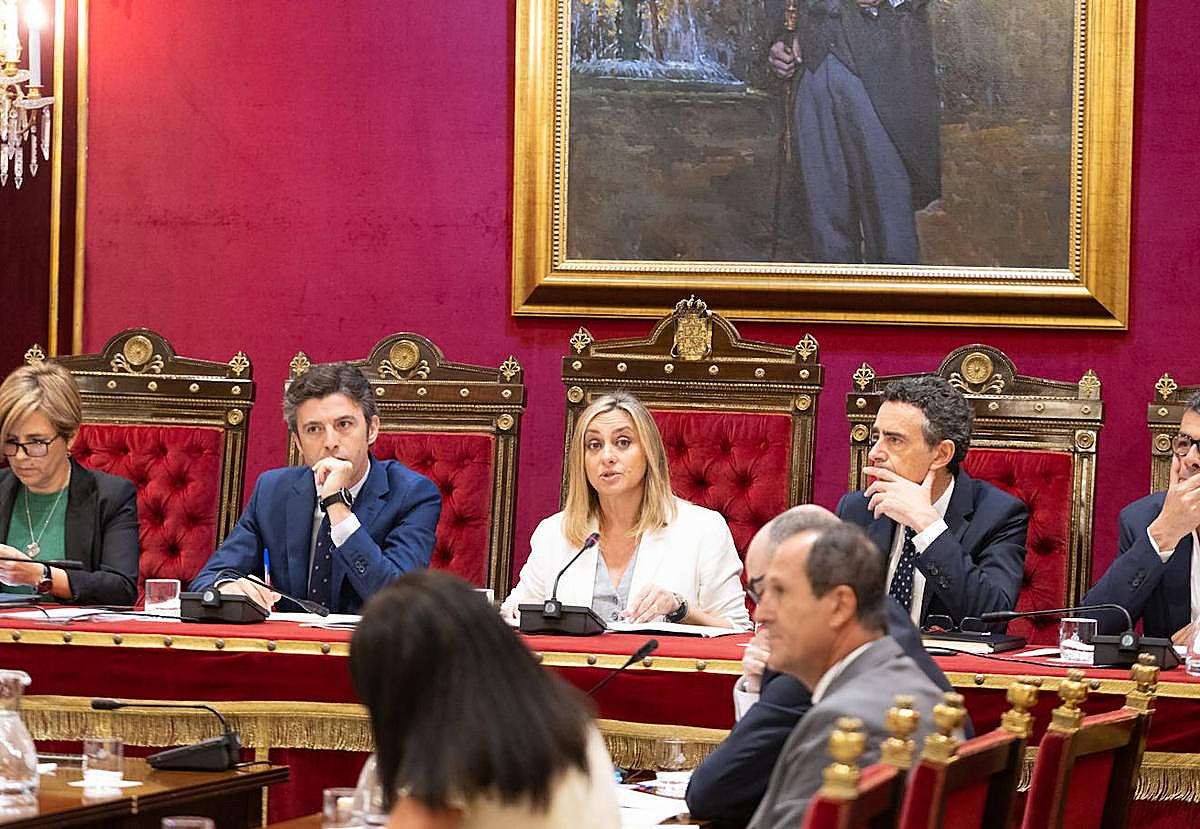 Jorge Saavedra y Enrique Catalina escoltan a Marifrán Carazo en la presidencia del último pleno.