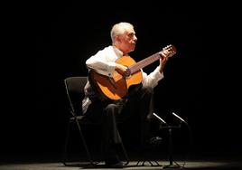 El guitarrista Pepe Romero, durante su recital en el Teatro Isabel la Católica.