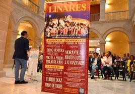Presentación del cartel de la feria taurina de Linares, ayer, en el Ayuntamiento.