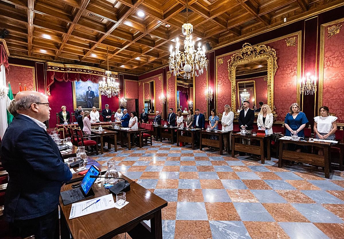 Concejales guardan un minuto de silencio por las víctimas de la violencia machista durante la primera sesión plenaria del Ayuntamiento de Granada.